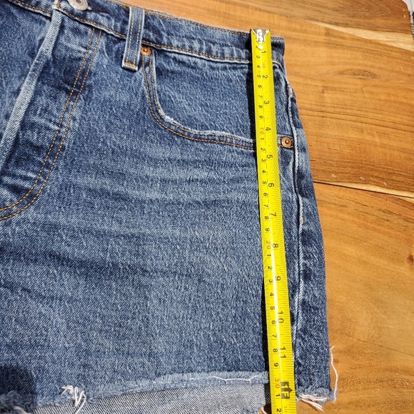 LEVIS (ARITZIA) 501 High Rise Denim Shorts Cut Offs - Picture 14 of 15